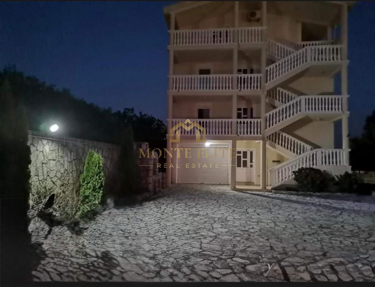 Stambena zgrada sa četiri apartmana i bazenom – Sutomore, Bar